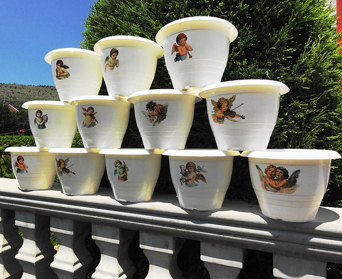 Inexpensive plastic garden pots make excellent cheap vertical gardens